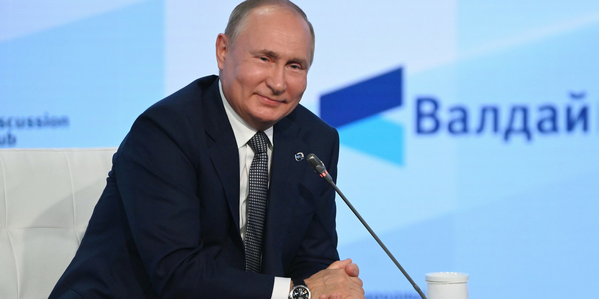 Rosyjski prezydent Władimir Putin objął w kilka tygodni rolę reżysera podwójnego kryzysu na wschodzie Europy - pisze komentator włoskiego dziennika "La Repubblica".