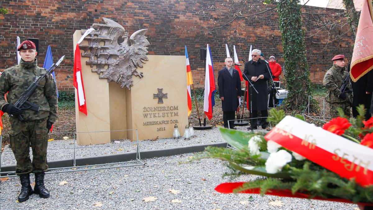 W Żorach (Śląskie) odsłonięto we wtorek pomnik upamiętniający żołnierzy wyklętych. Monument stanął na cmentarzu przy ul. księdza Klimka. Z inicjatywą uczczenia bohaterów walk o wolną Polskę wyszli żorscy radni.