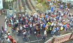 30 osób rannych na przyjeździe kolejowym. Ten film mrozi krew w żyłach