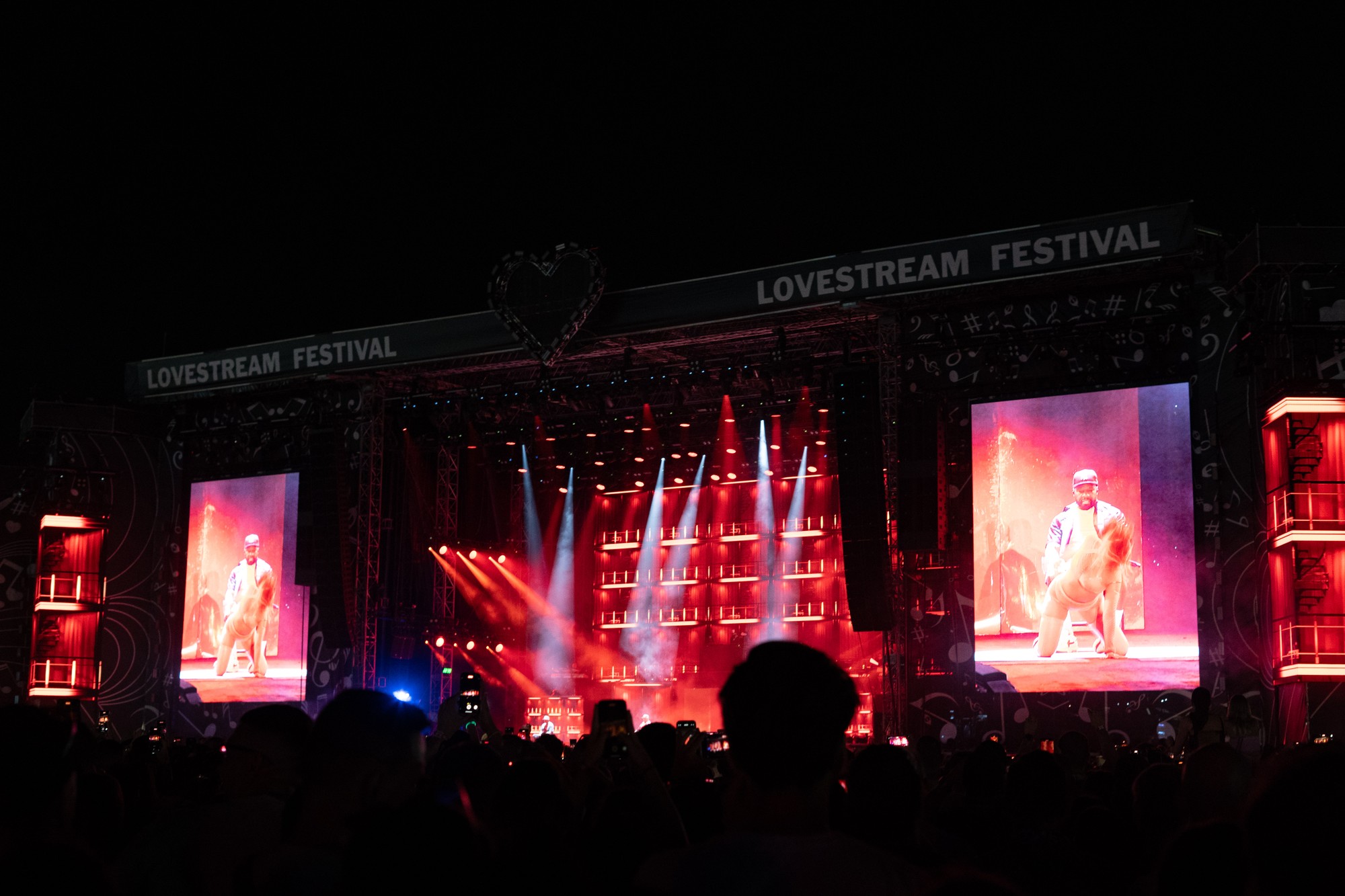 Americký raper 50 Cent počas prvého dňa 3. ročníka Lovestream festivalu na starom letisku vo Vajnoroch v piatok 16. augusta 2024.