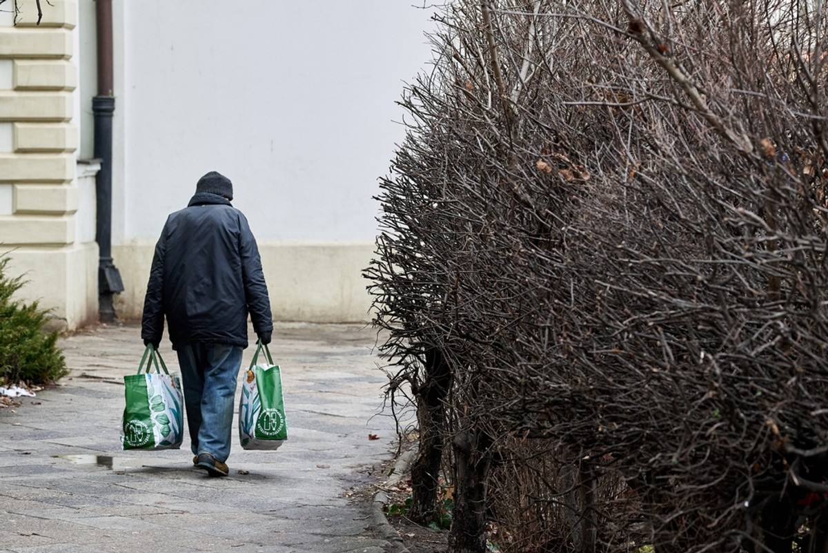 Zbyt bogaci na zasiłki, zbyt biedni na godne życie. "Całkowita porażka"
