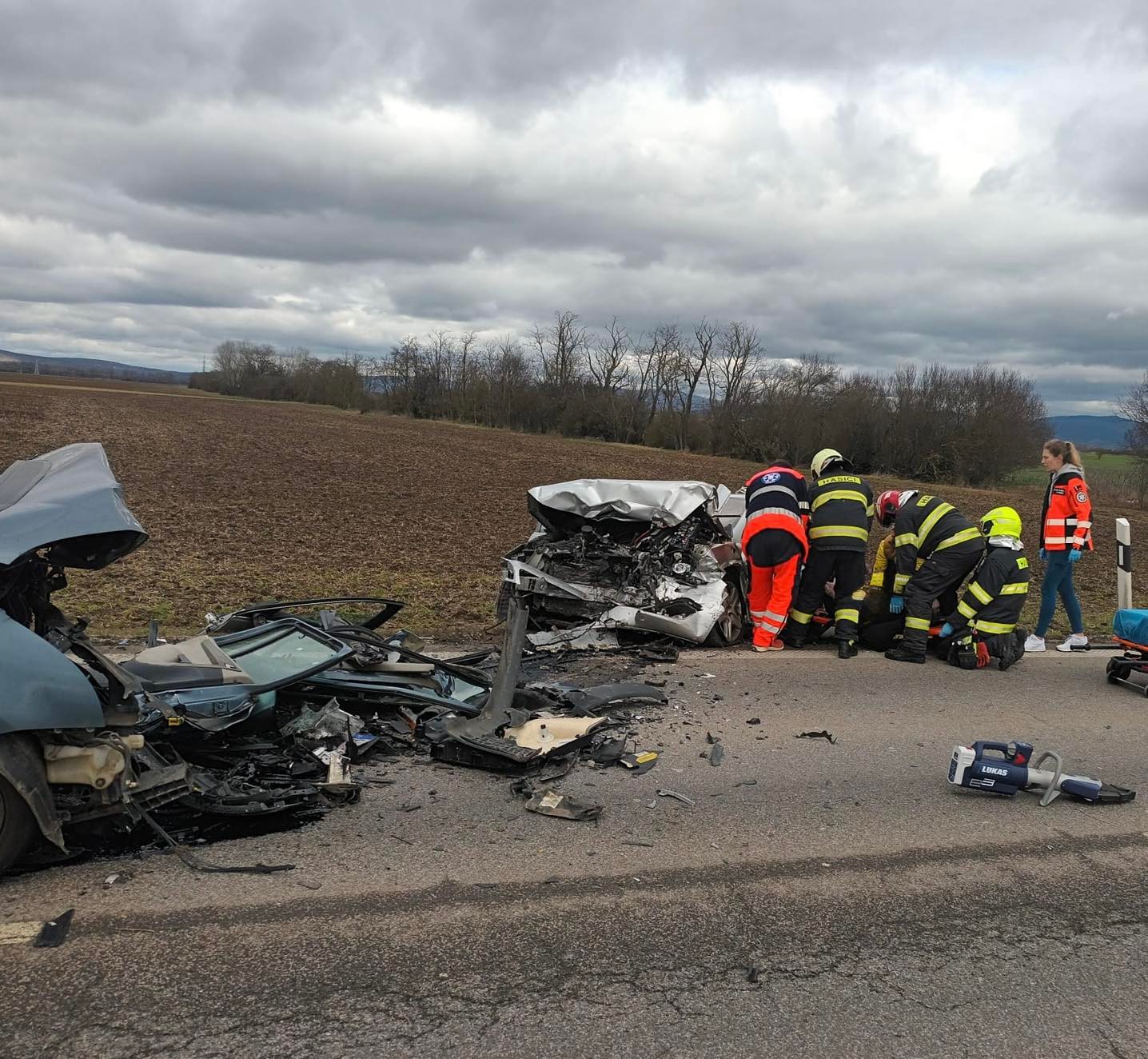 V obci Horná Seč v okrese Levice došlo k čelnej zrážke dvoch áut. 
