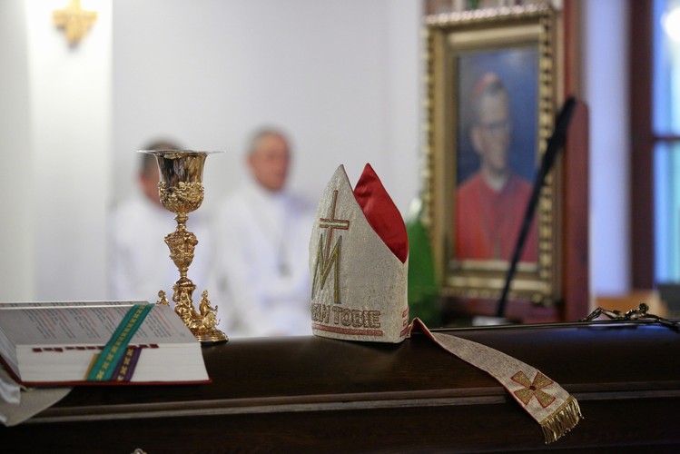 Mszę przy trumnie z ciałem kard. Franciszka Macharskiego odprawiono 2 sierpnia wieczorem w kościele sióstr Albertynek w Krakowie