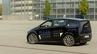 Startup z Niemiec sprzedaje samochód elektryczny zasilany słońcem
