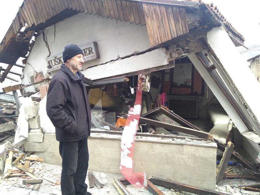 Ramiz Dugopoljac ispred porušene berbernice 