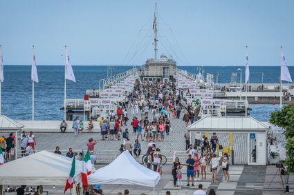 Rosną inflacja i stopy, rosną też kolejki na stacjach i w restauracjach. Skąd Polacy mają pieniądze?