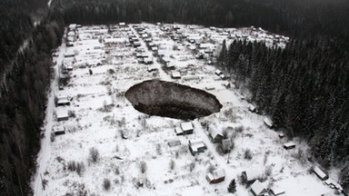 Gigantyczne zapadlisko pochłonęło kilka domów