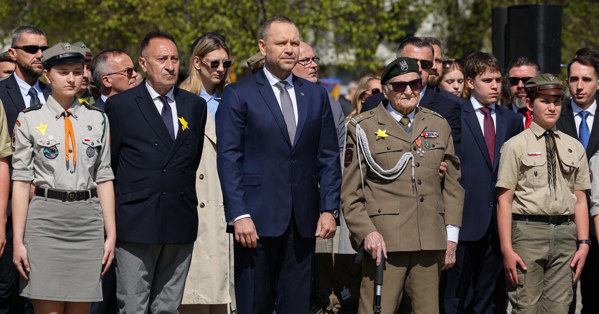 Polscy politycy w żółtych żonkilach dla pamięci Getta