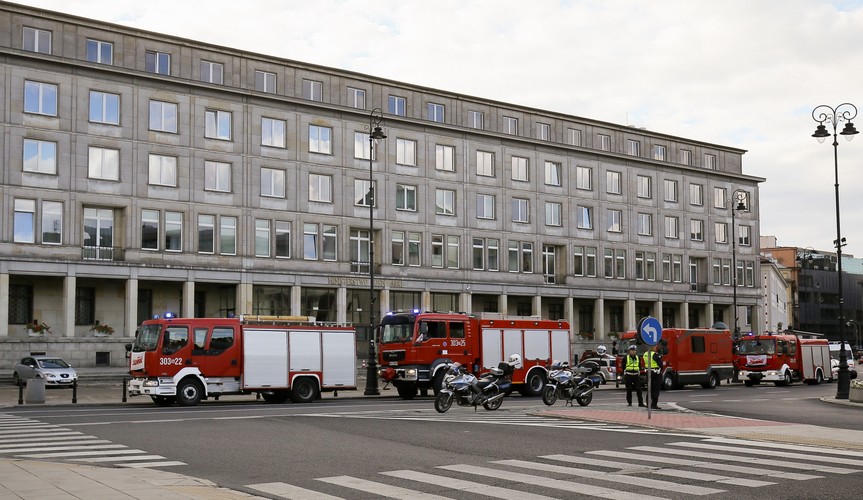 Straż pożarna i policja na placu Trzech Krzyży w Warszawie, przed Ministerstwem Gospodarki, gdzie doszło do wycieku gazu