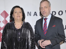 "Namiot" błyszczący, bardzo niezachęcajacy. Nieudana stylizacja prezydentowej