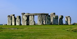 Sensacyjny powrót mistrza szpiegowskich i historycznych opowieści. Tajemnice Stonehenge