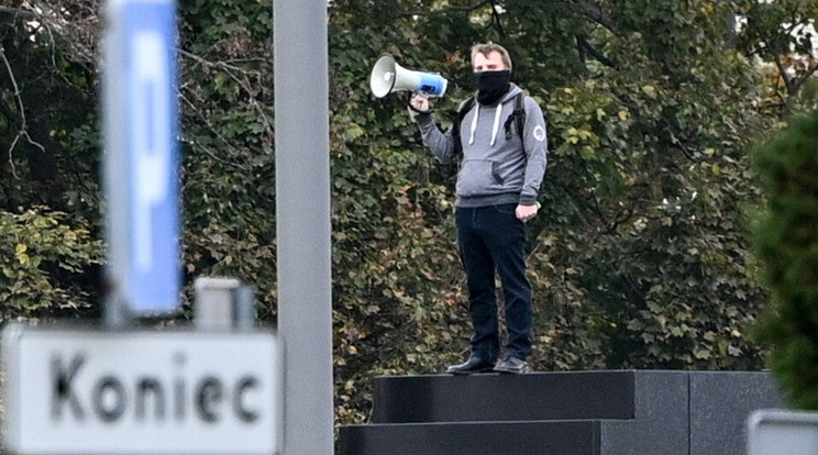 Egy férfi felmászott a 2010-es szmolenszki tragédiának emléket állító szoborra, és bombarobbantással fenyegetőzőtt /Fotó: MTI/EPA