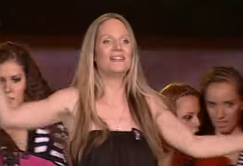 Ela Bi povukla se sa scene