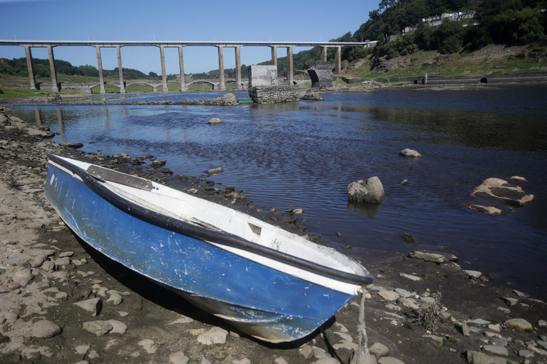 Rzeka Mino w okolicach Lugo w Hiszpanii. W tym roku z powodu suszy spadła do rekordowo niskich poziomów