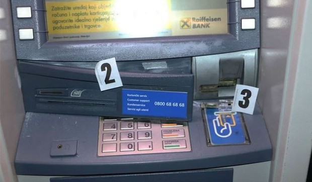 Skimer na bankomatu