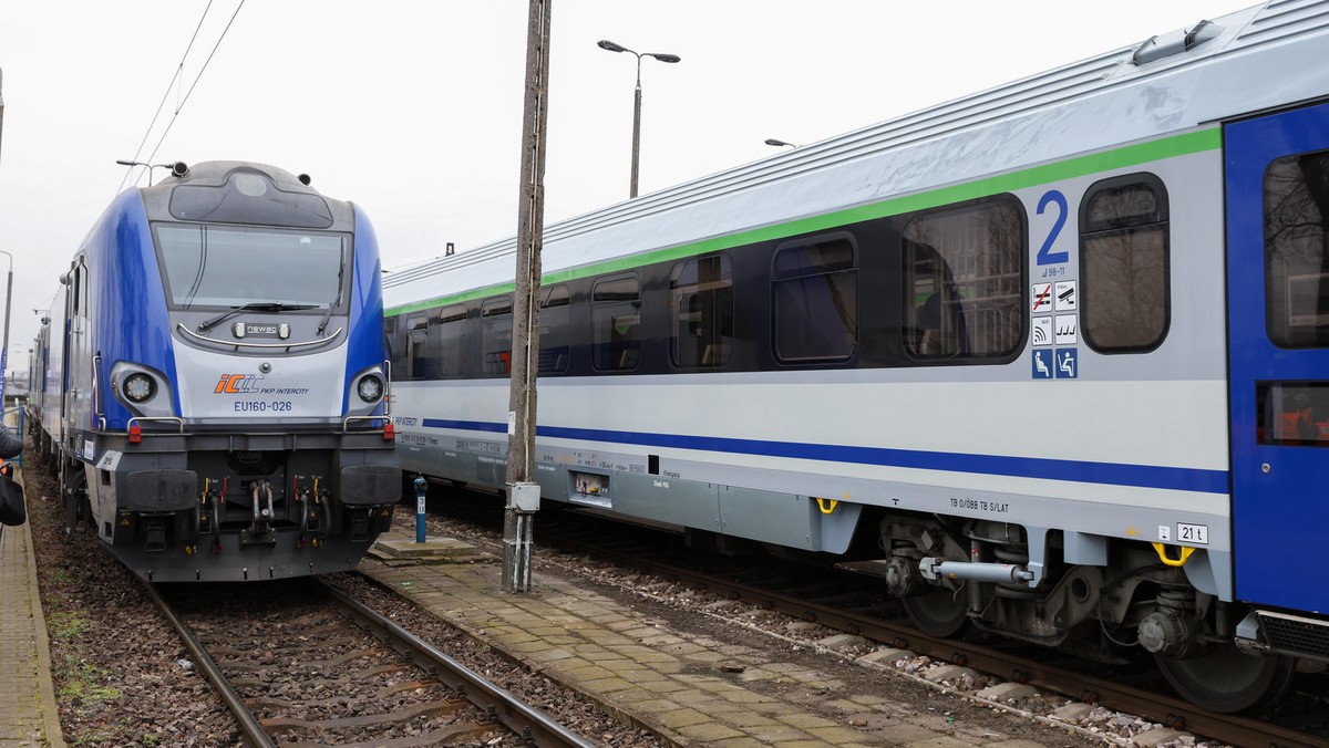 Zaskakujący pomysł PKP Intercity. Bilety w kioskach i na stacjach paliw