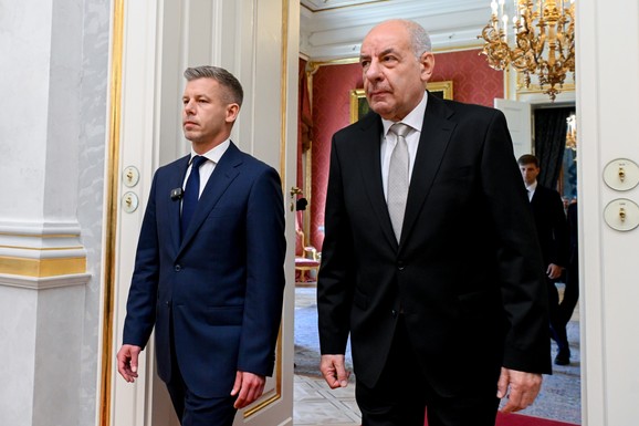 PRŠTE VARNICE! Mađar ga neće, a ni Mađari ga neće, ali predsednik ODBIJA DA ODE: Drama u zemlji, sukob u vrhu države BUKTI