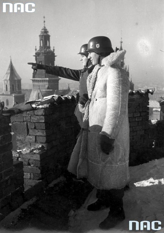 Żołnierze z 10 pułku SS Totenkopf na warcie na dachu Zamku Królewskiego w Krakowie