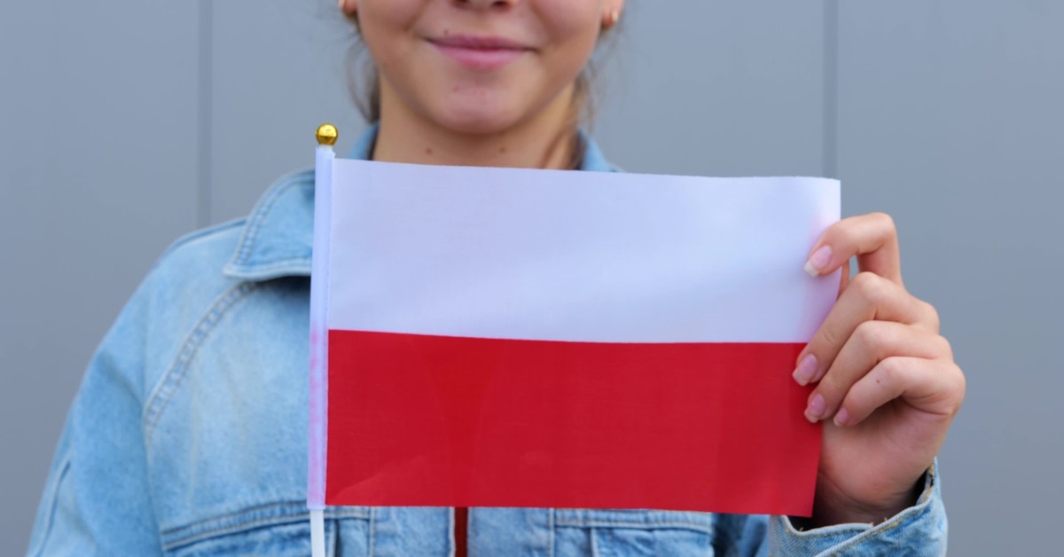 Czy MSWiA zmieni zasady nadawania obywatelstwa? Obowiązkowy test, akt lojalności i 8 lat pobytu