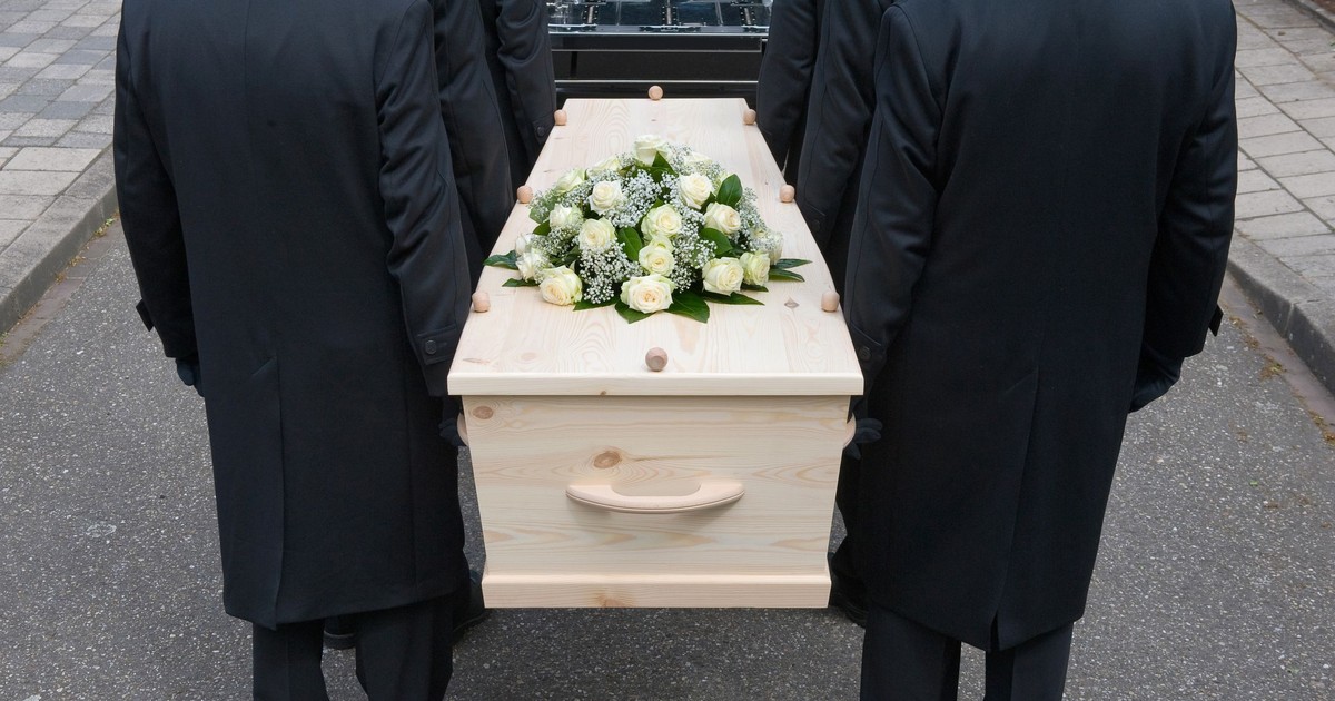 Szok na pogrzebie w Krasnymstawie. Policjanci nagle wynieśli trumnę z ciałem