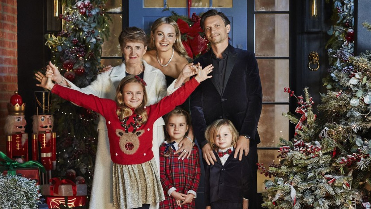 Małgorzata Socha z mężem, dziećmi i mamą w kampanii Apart na święta