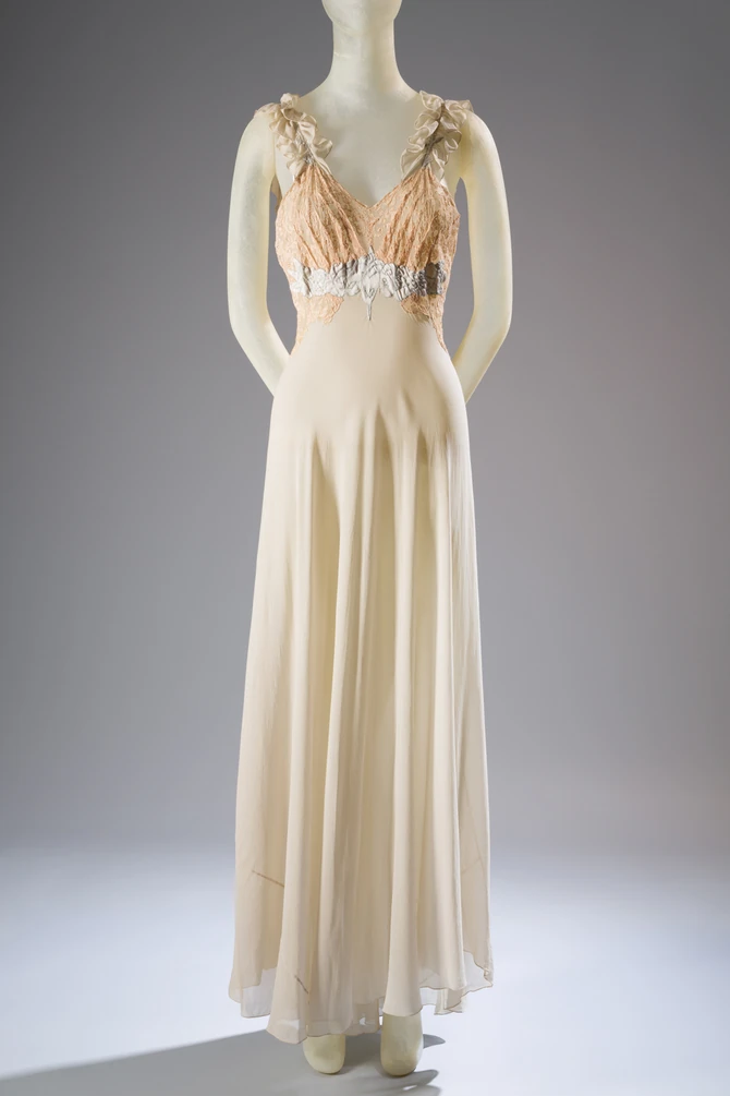 Prelepa spavaćica iz 30-ih godina prošlog veka