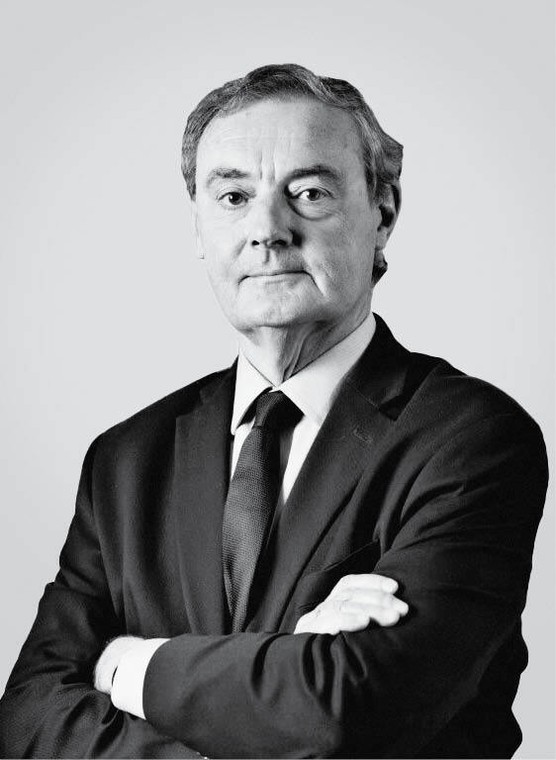 David O’Sullivan, irlandzki dyplomata, specjalny przedstawiciel Unii Europejskiej ds. wdrażania sankcji, wcześniej ambasador UE w Waszyngtonie (2014–2019), szef dyrekcji generalnej ds. handlu w Komisji Europejskiej (2005–2010), sekretarz generalny KE (2000–2005)