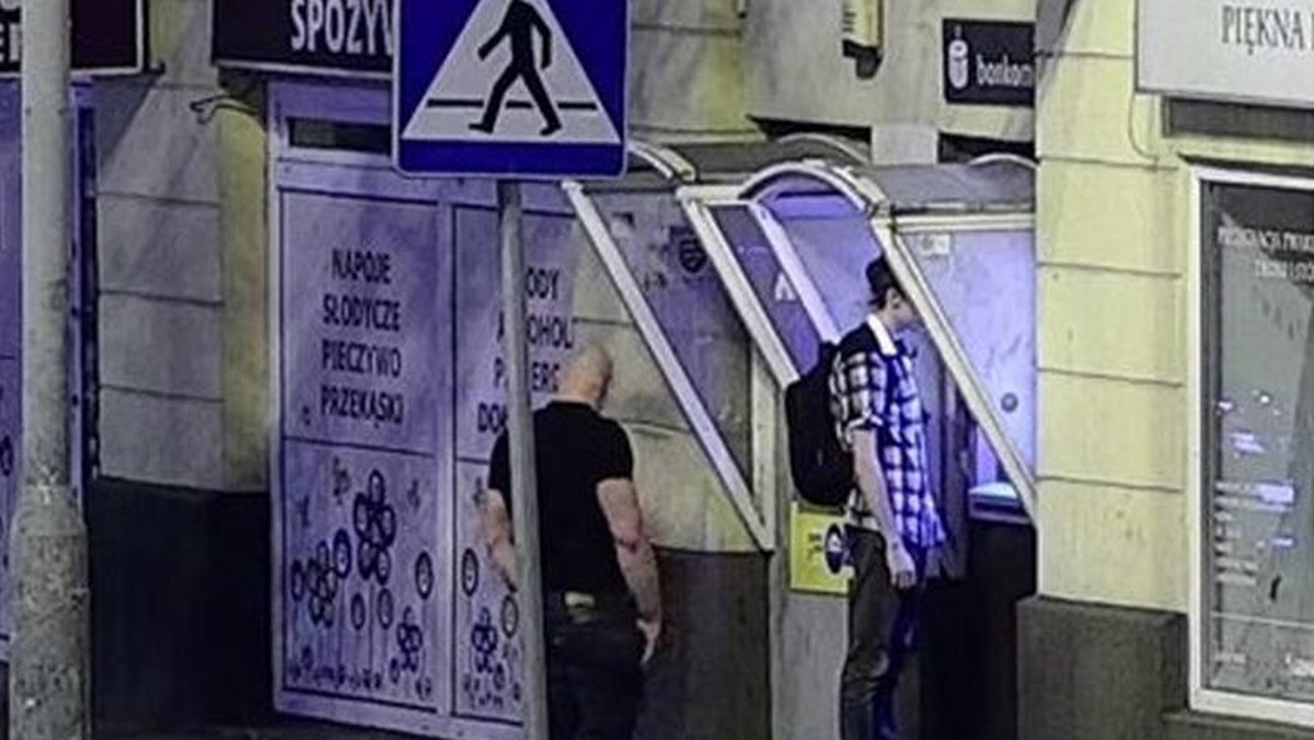 Poznań: miał być zmuszony do wypłacenia pieniędzy z bankomatu. Interwencja policji