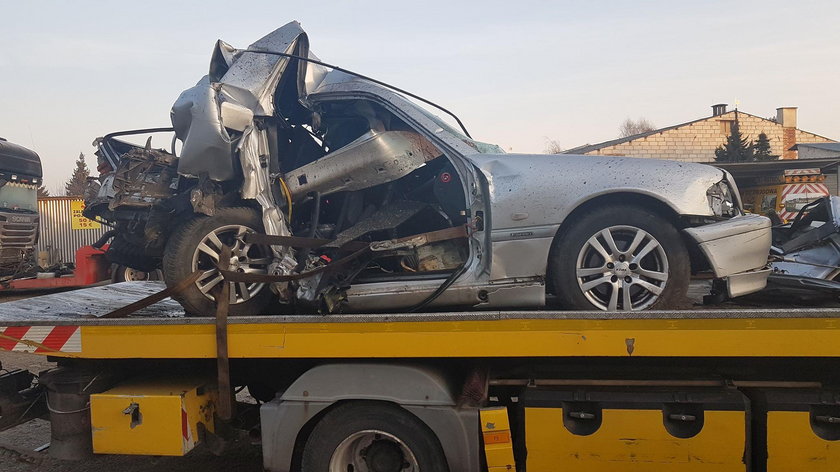 Wypadek pod Rakoniewicami. Auto uderzyło w drzewo. Nie żyją 2 osoby