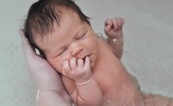 Przenoszenie zakażenia COVID-19 z matki na dziecko możliwe, ale rzadkie