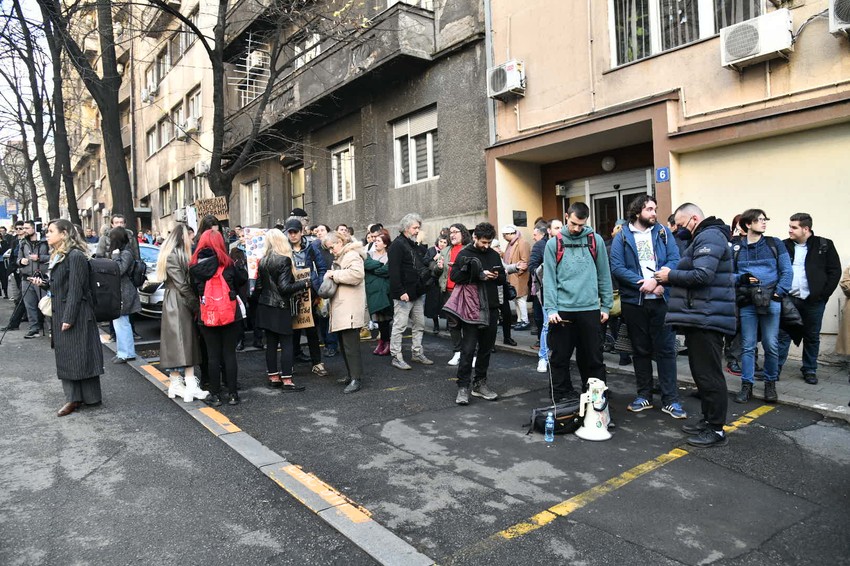 Studenti su prvo blokirali ulaz i izlaz iz Ministarstva državne uprave u Birčaninovoj ulici