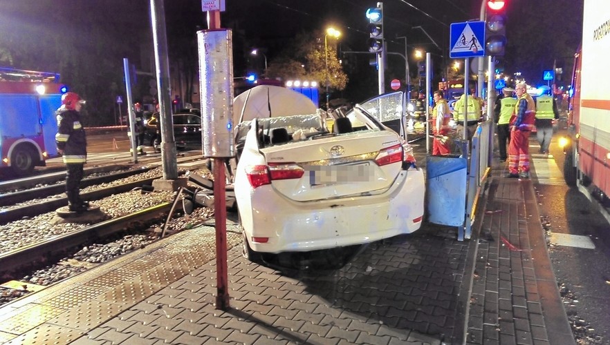 Poseł PiS Zbigniew Girzyński miał wypadek. Na zdjęciu rozbita toyota polityka