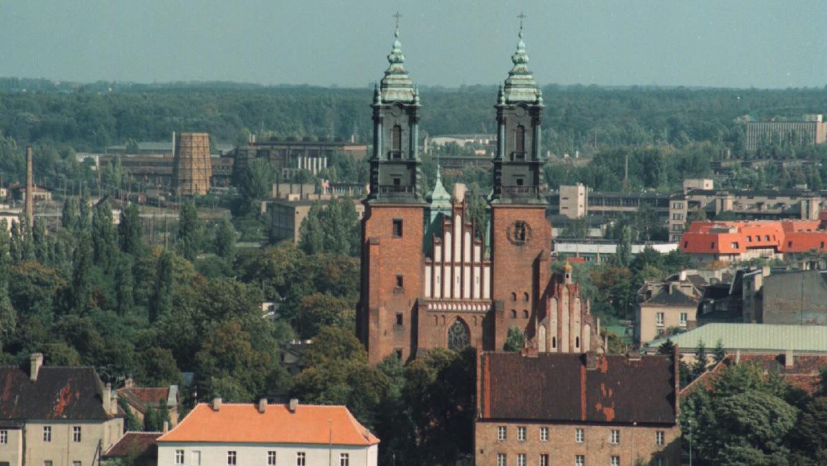 Siedem osób, w tym szef Wojskowego Zarządu Infrastruktury (WZI) w Poznaniu, jest podejrzanych o przekroczenie uprawnień przy remoncie wojskowego biurowca w Poznaniu - poinformował płk Mikołaj Przybył z Wojskowej Prokuratury Okręgowej w Poznaniu.