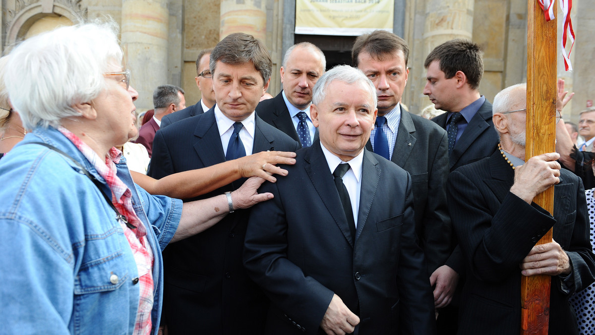 Prezes PiS Jarosław Kaczyński oraz parlamentarzyści tego ugrupowania złożyli dzisiaj rano wieńce przed krzyżem znajdującym się przed Pałacem Prezydenckim. Uczcili w ten sposób ofiary katastrofy prezydenckiego samolotu pod Smoleńskiem.