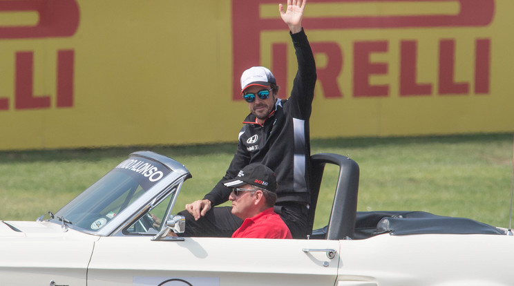 Fernando Alonso szereti a gyors autókat/Fotó: AFP