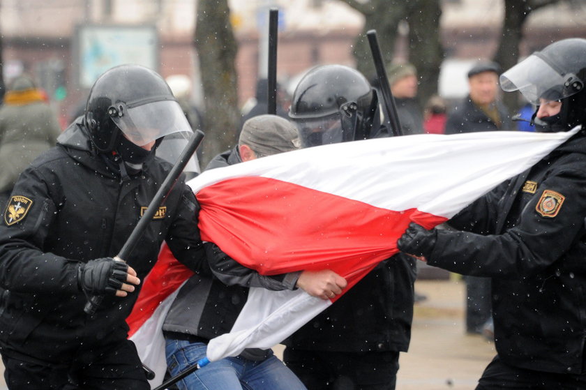 Zamieszki na demonstracji. Biją pałkami opozycję