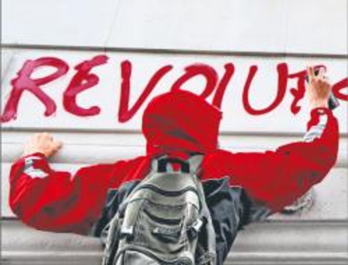 W europejskich stolicach ludzie wychodzą na ulice, by bronić anachronicznych świadczeń dla wybrańców systemu. Przed kim? Przed państwem, które jest ich zdaniem prowadzone na pasku przez kapitalistów Fot. Reuters/Forum