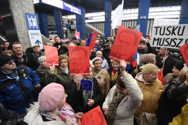 Zwolennicy Donalda Tuska na Dworcu Centralnym w Warszawie