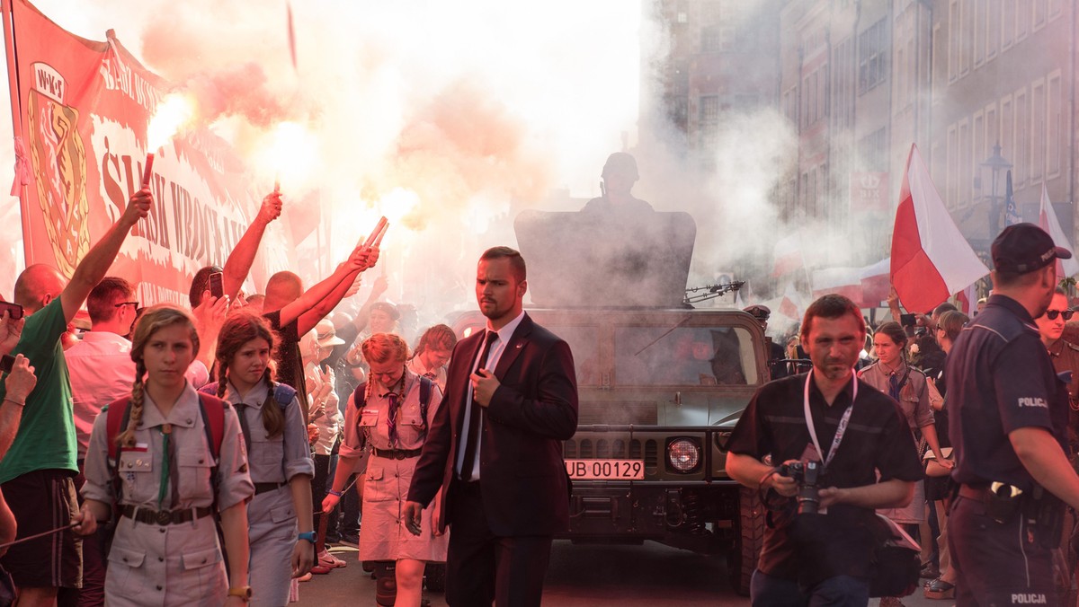 kondukt pogrzebowy na ulicach Gdańska