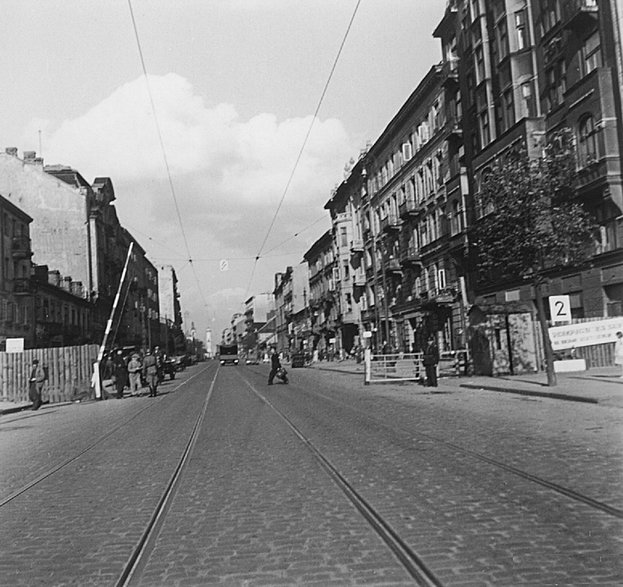 Rok 1941, brama nr 2 do warszawskiego getta. Po prawej kamienica przy Chłodnej 41. Fot. Centralna Baza Judaików http://judaika.polin.pl/dmuseion