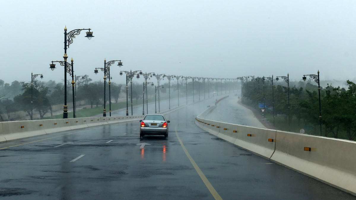 Potężny cyklon Mekunu, który nawiedził Półwysep Arabski i sprowadził do Omanu i Jemenu ulewne deszcze, doprowadził do śmierci co najmniej jednej osoby; 40 osób uznano za zaginione - podaje AP. Wiatr wieje w porywach do 200 km na godzinę.