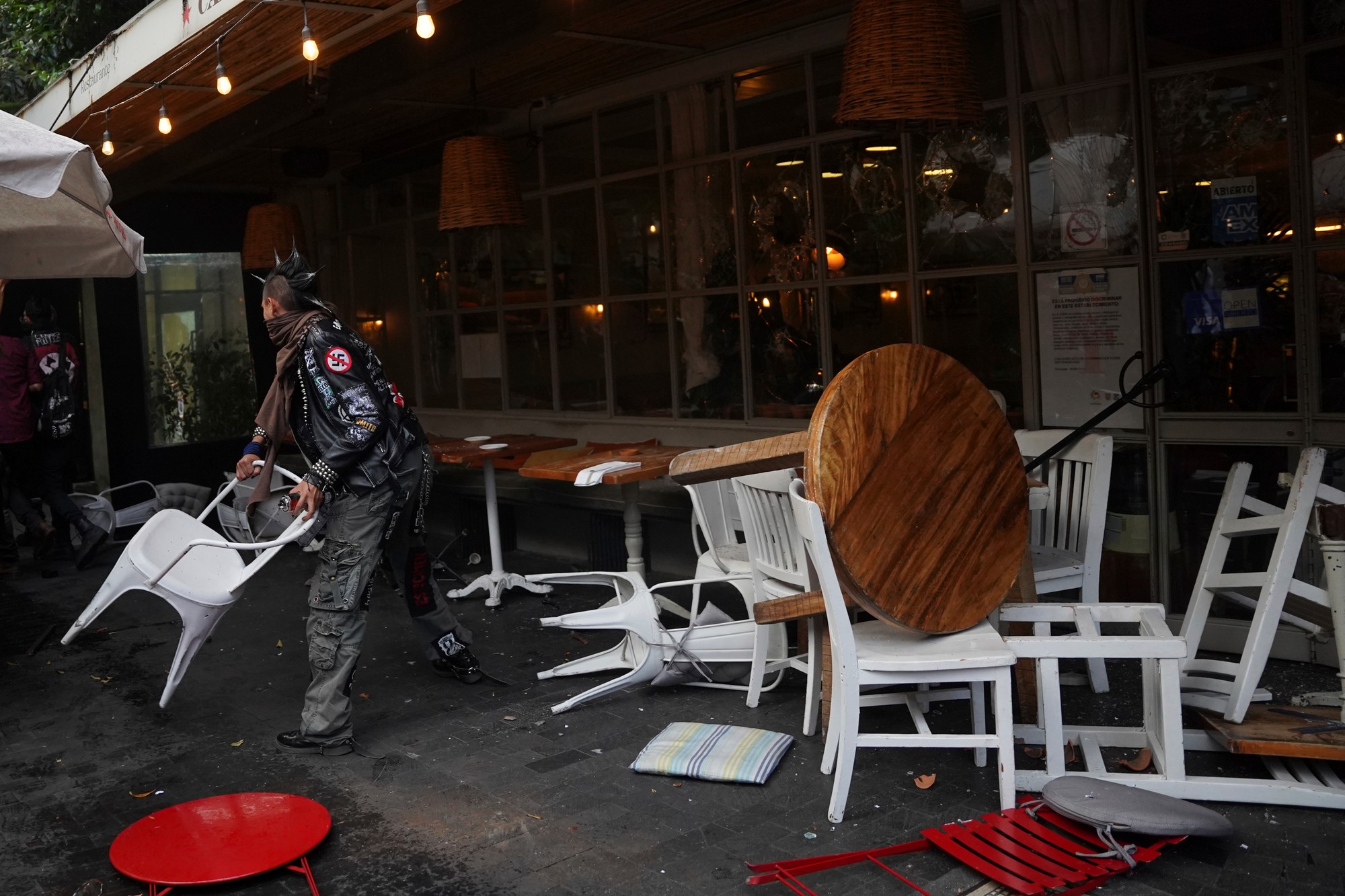 Pôvodne pokojný protest sa zvrhol na vandalizmus, keď malá skupina ľudí začala ničiť výklady obchodov a obťažovať cudzincov.