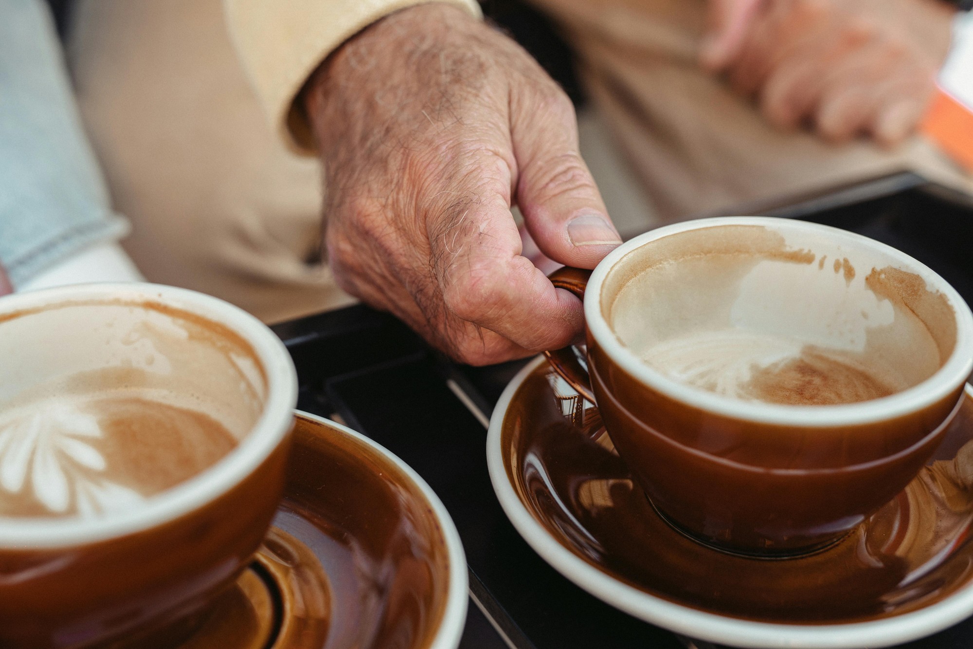 Vedci zistili, ako kofeín vplýva na kosti po 70. roku života.