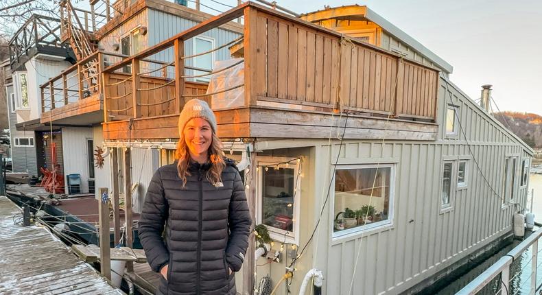 Kate Fincham standing next to her houseboat in the winter.Kate Fincham/@mylittlehouseboat