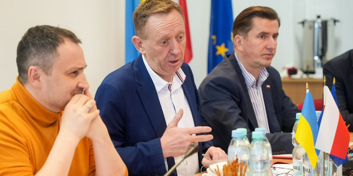 Minister Telus (w środku) podczas rozmów o ukraińskim zbożu.
