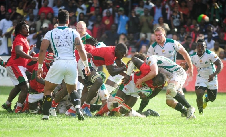 NAIROBI, KENYA - 30 JUIN: Sur cette photo publiée par APO Group, le Kenyan Dalmus Chituyi a marqué la tentative gagnante alors que le Kenya Simbas battait les Sables du Zimbabwe 45-36 lors des qualifications pour la Coupe du monde de rugby et du match de la Gold Cup Africa Rugby entre le Kenya et le Zimbabwe à RFUEA Ground le 30 juin 2018 à Nairobi, au Kenya.  (Photo par APO Group via Getty Images)