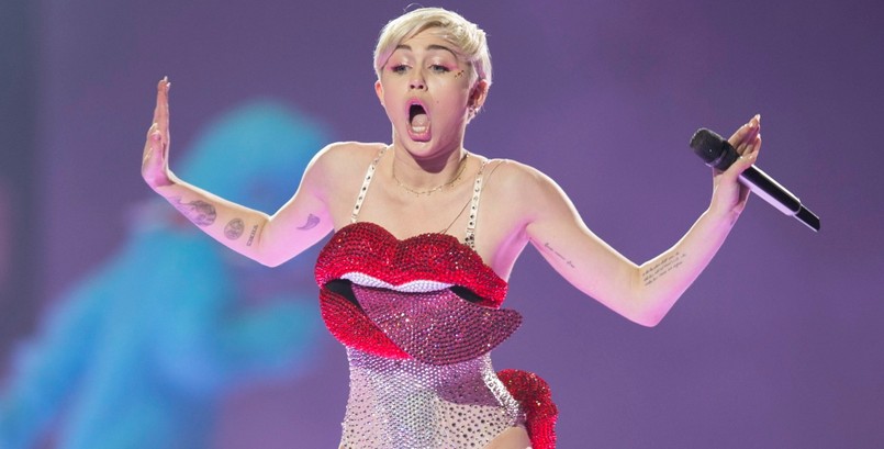 Miley Cyrus robi wszystko, żeby było o niej głośno i by pokazać, że nie jest grzeczną piosenkarką z serialu "Hannah Montana". – Wiecie, trawka jeszcze nikogo nie zabiła. Zamiast palić fajki, po prostu skręćcie sobie jointa – radziła fanom podczas koncertu w Londynie