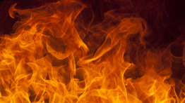 Lángol a Hortobágy: huszonöt tűzoltó próbálja megfékezni a megvadult lángokat