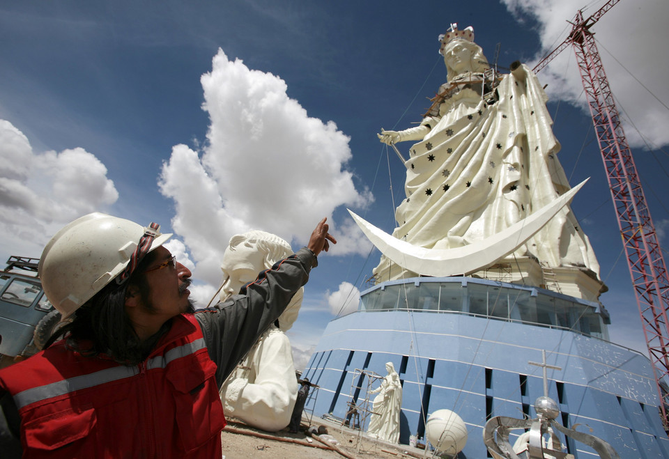 Kolosalny posąg Matki Boskiej, fot. Reuters/David Mercado