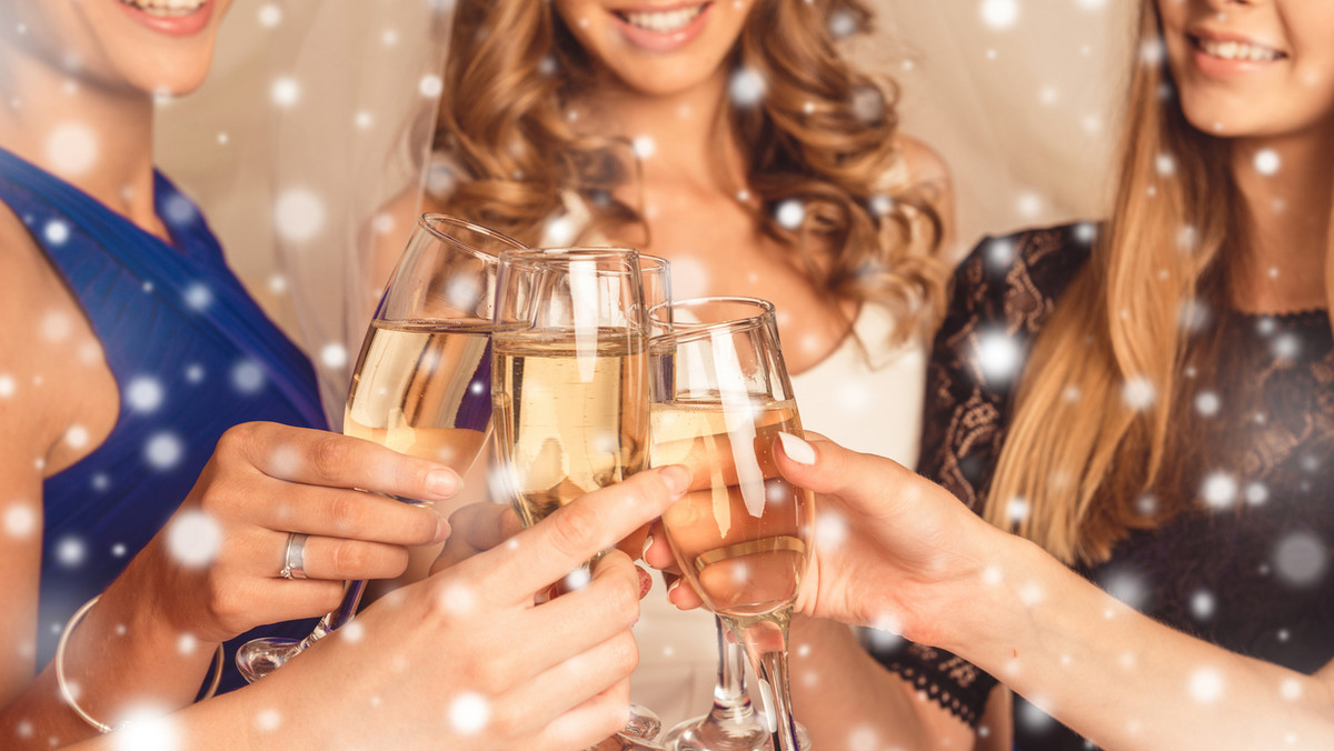 Kieliszki do szampana stanowią nieodłączny element świętowania wielu okazji. Wielkimi krokami zbliża się sylwester, kieliszki do szampana zatem z pewnością zagoszczą na każdej noworocznej imprezie. Jak powinien wyglądać gustowny kieliszek do szampana?